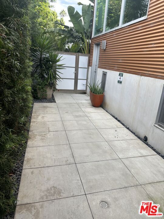 2454 Penmar, Venice CA: https://media.crmls.org/mediaz/57404ec4-95ad-4588-b277-d66440bdb161.jpg