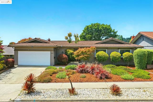 7927 Phaeton Dr, Oakland CA: https://media.crmls.org/mediaz/57407f77-55b0-4707-b4fc-f9502b3cc9b7.jpg