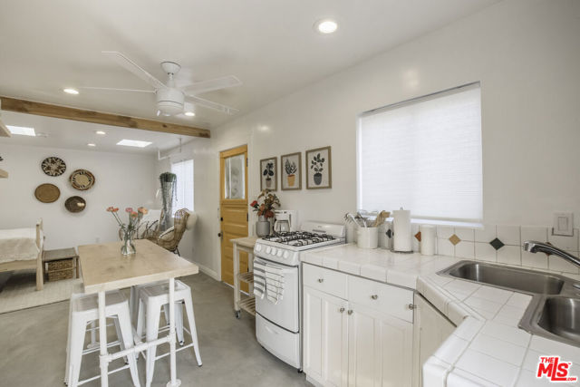 718 Vernon Avenue, Venice CA: https://media.crmls.org/mediaz/57408118-28f1-4d77-8bc2-d776e15aaab6.jpg