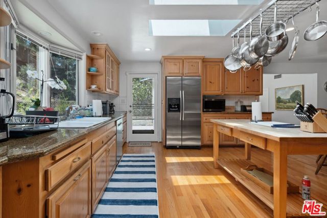 24753 Mulholland Highway, Calabasas CA: https://media.crmls.org/mediaz/5740911b-044a-4cfa-81d0-24695764827b.jpg