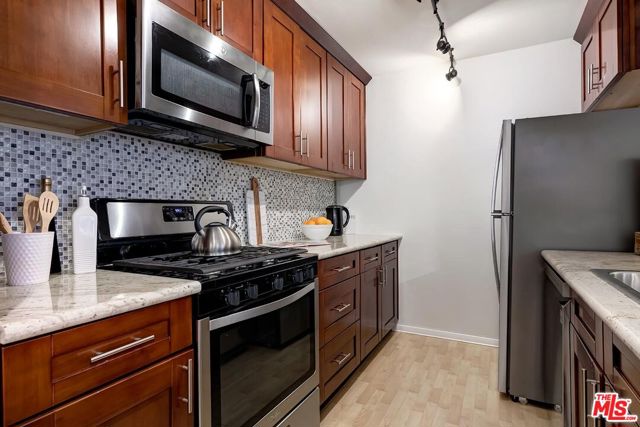 421 S La Fayette Park Place, Los Angeles CA: https://media.crmls.org/mediaz/5741b2a3-aefc-42ab-a6fe-a0eced8dca34.jpg