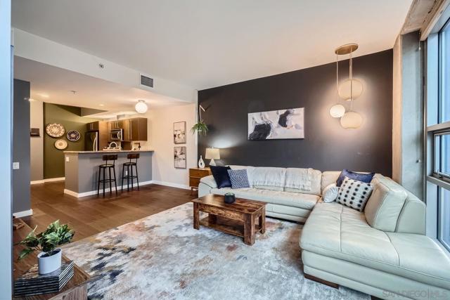 321 10th Ave, San Diego CA: https://media.crmls.org/mediaz/5741e2b7-f24e-4ad3-8d81-3d7a700ca234.jpg