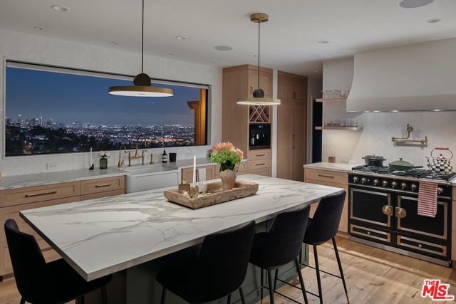 2720 Hollyridge Drive, Los Angeles CA: https://media.crmls.org/mediaz/5741f55f-aa56-4e8a-8505-ff0c7277be58.jpg