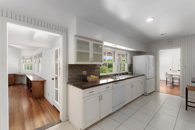 1381 W Muirlands Drive, La Jolla CA: https://media.crmls.org/mediaz/574294c5-4b1d-42ab-b30b-dbbe6b5ca8a7.jpg