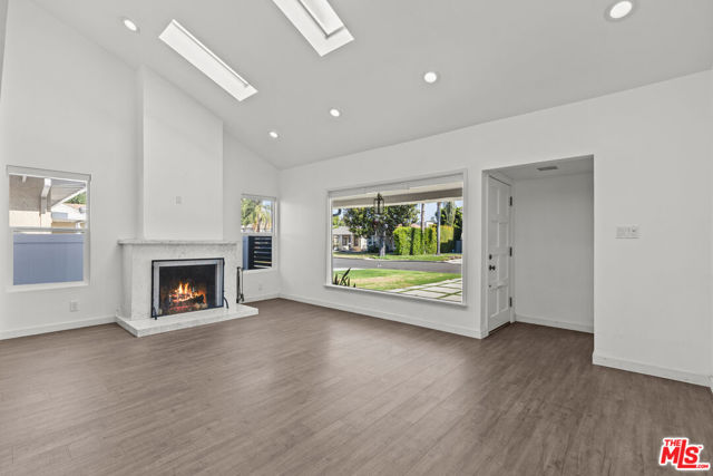 15153 La Maida Street, Sherman Oaks CA: https://media.crmls.org/mediaz/57432081-0bfa-492f-8ef8-34d54a3ab57a.jpg