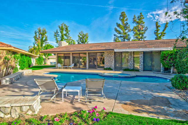 12 Sussex Court, Rancho Mirage CA: https://media.crmls.org/mediaz/57437774-f380-44e4-b8d3-48e50fb3fdc1.jpg