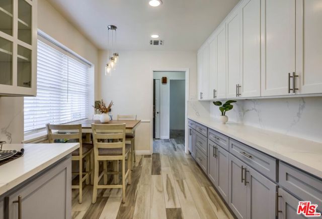 1060 E 45th Way, Long Beach CA: https://media.crmls.org/mediaz/57445acf-c4e7-458a-a511-e695197a7909.jpg