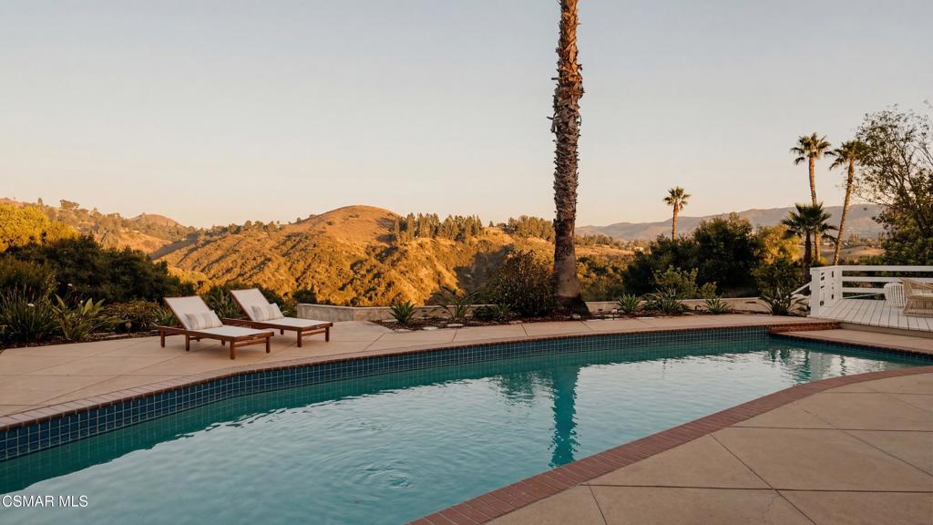 https://media.crmls.org/mediaz/574536d6-13a9-42a0-bb08-10427f9383e0.jpg?preset=X-Large
