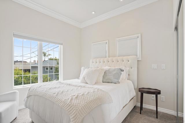 7824 Exchange Pl, La Jolla CA: https://media.crmls.org/mediaz/57455bde-c70d-4592-bf68-bf42cd00ddd9.jpg