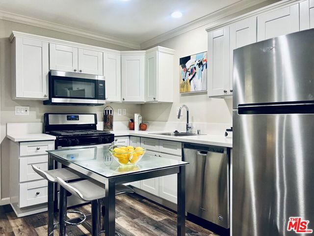 1618 N Kenmore Avenue, Los Angeles CA: https://media.crmls.org/mediaz/5745753a-1217-46fe-aaff-7db1522b7397.jpg