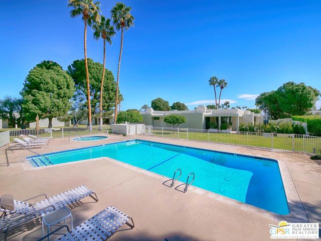 1445 Via Isla, Palm Springs CA: https://media.crmls.org/mediaz/57458d8c-d30b-43ba-b778-9a1d0ce0516e.jpg
