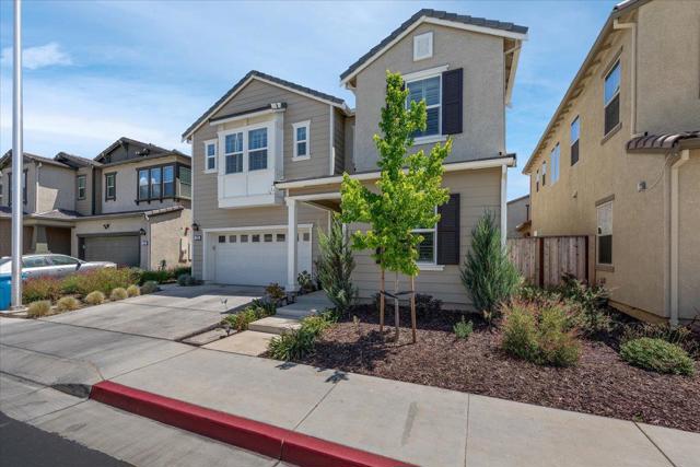 738 Sullivan Way, Gilroy CA: https://media.crmls.org/mediaz/5745aa69-0126-4b0b-9e53-79cf837b7e26.jpg