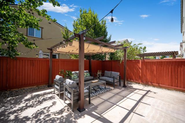 250 Robin Place, Gilroy CA: https://media.crmls.org/mediaz/5745ea63-1dcc-4f49-827f-f3cf835300a3.jpg