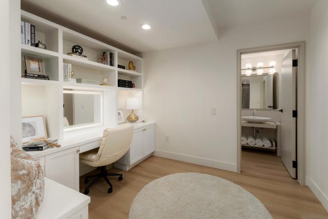 645 Front St, San Diego CA: https://media.crmls.org/mediaz/574626d3-8520-4e2d-b2e7-45c4f83fcd77.jpg