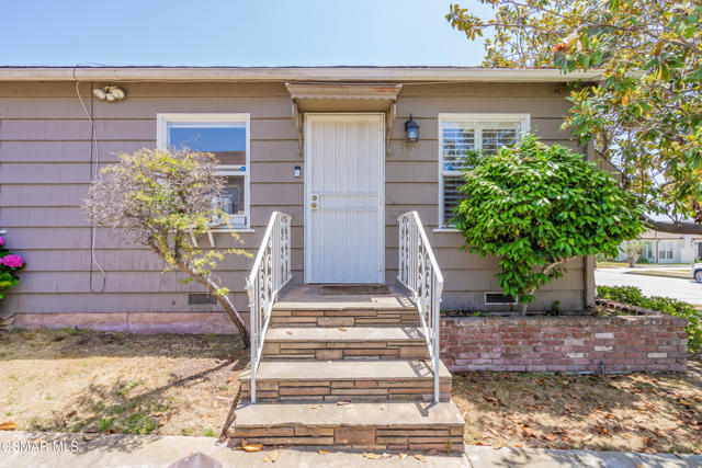 5924 Fairfax Avenue, Los Angeles CA: https://media.crmls.org/mediaz/5746687c-ea03-45ae-9d0c-53170e4de0a5.jpg