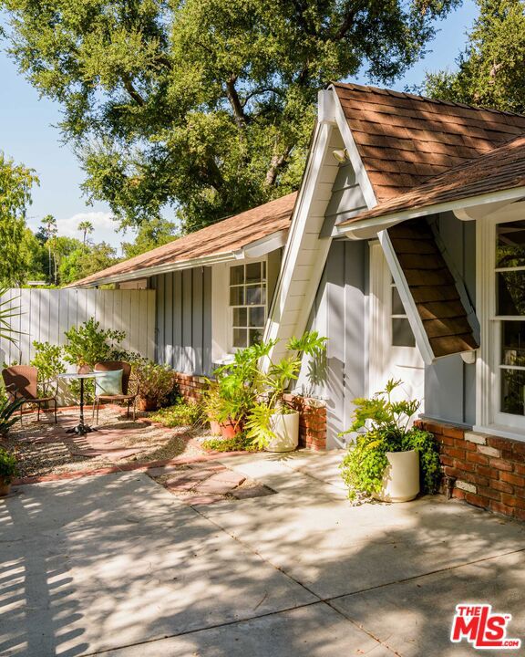 3856 Hayvenhurst Avenue, Encino CA: https://media.crmls.org/mediaz/5747a283-f131-4f20-afc0-221e6b90d6bb.jpg