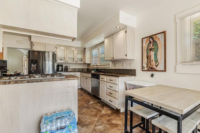 1179 San Benito Street, Hollister CA: https://media.crmls.org/mediaz/5747a72d-e4ad-45bc-83e6-2561cbd8aff4.jpg