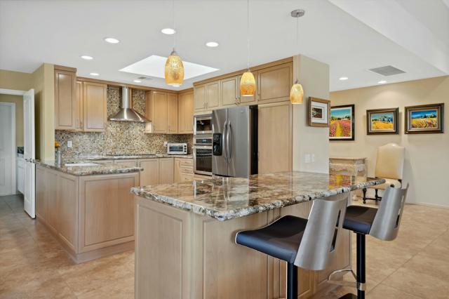 10 Colgate Drive, Rancho Mirage CA: https://media.crmls.org/mediaz/5748134e-4b81-4f1c-beaa-32a7b384e9c5.jpg