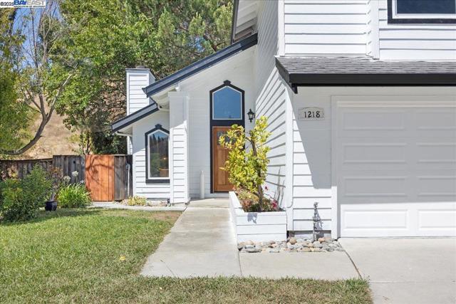 1218 Locust Dr, Vallejo CA: https://media.crmls.org/mediaz/57481fe4-79a2-4bc8-beb9-8d6d488fd68a.jpg