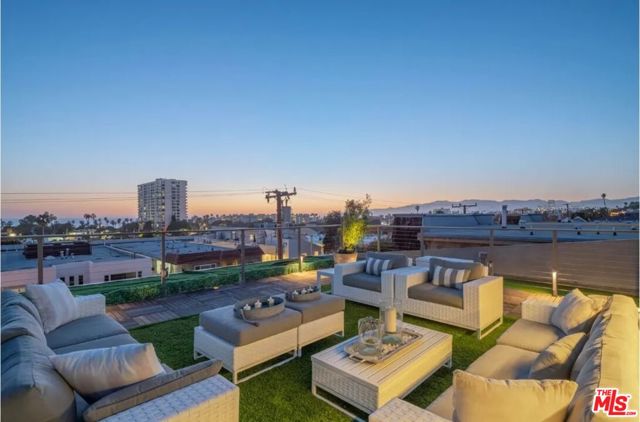 2805 3rd Street, Santa Monica CA: https://media.crmls.org/mediaz/57491189-ce93-40f2-a6b8-968a60b1f39d.jpg