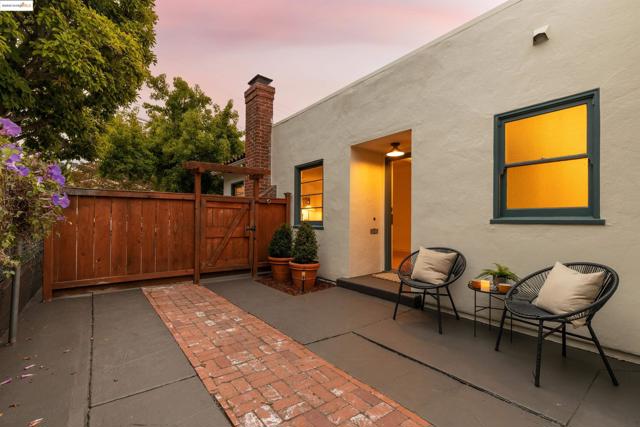 2451 Carmel St, Oakland CA: https://media.crmls.org/mediaz/574946df-8b10-4000-8bed-82ecb1b1ddb0.jpg