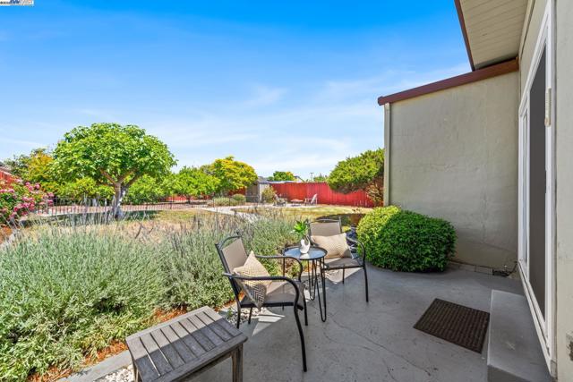1457 Via El Monte, San Lorenzo CA: https://media.crmls.org/mediaz/574a2de7-55ec-4ba8-aabe-a0be77ce5145.jpg