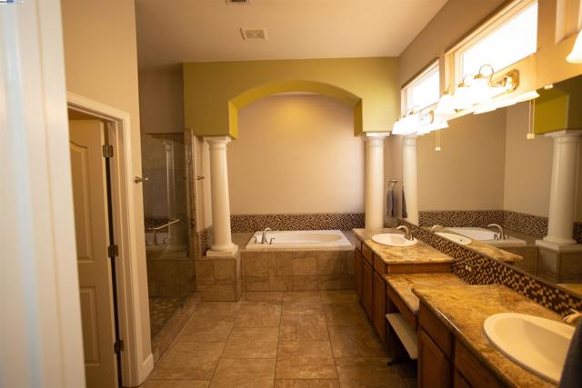 5090 Archcrest Way, Sacramento CA: https://media.crmls.org/mediaz/574a572a-2a3d-41e6-84fa-fea23003d8a3.jpg
