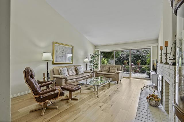 6375 Via Cabrera, La Jolla CA: https://media.crmls.org/mediaz/574a8ca8-879d-4b72-955d-db157b4a8bc3.jpg