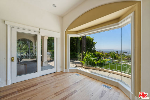 3303 Clerendon Road, Beverly Hills CA: https://media.crmls.org/mediaz/574b0414-2bb4-41a5-bd1d-ecb55af7bf96.jpg
