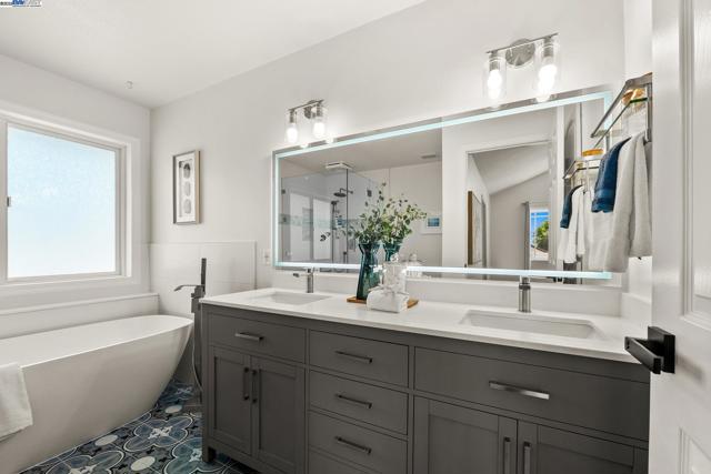 3746 La Costa Ave, Castro Valley CA: https://media.crmls.org/mediaz/574b9b02-fde2-4548-95f1-6b0f43744f12.jpg