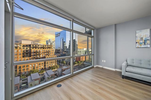 800 The Mark Ln, San Diego CA: https://media.crmls.org/mediaz/574bb761-e17a-4a29-9947-7bde734a7061.jpg