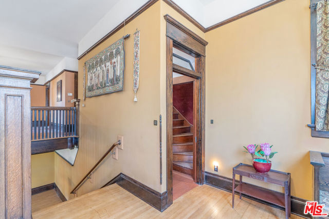 1049 Elden Avenue, Los Angeles CA: https://media.crmls.org/mediaz/574bb85d-00c6-48e9-af15-e6b404ab5b54.jpg