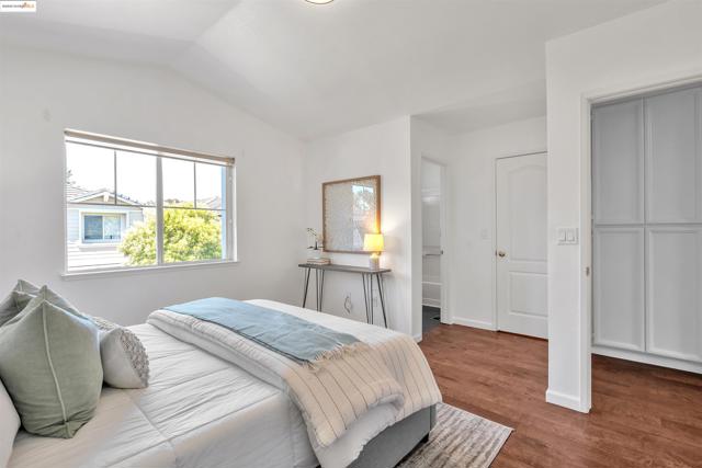 16 Bay Harbor Ct, Richmond CA: https://media.crmls.org/mediaz/574bfbc2-c0d3-4ff1-aec8-7260ba88e1d9.jpg