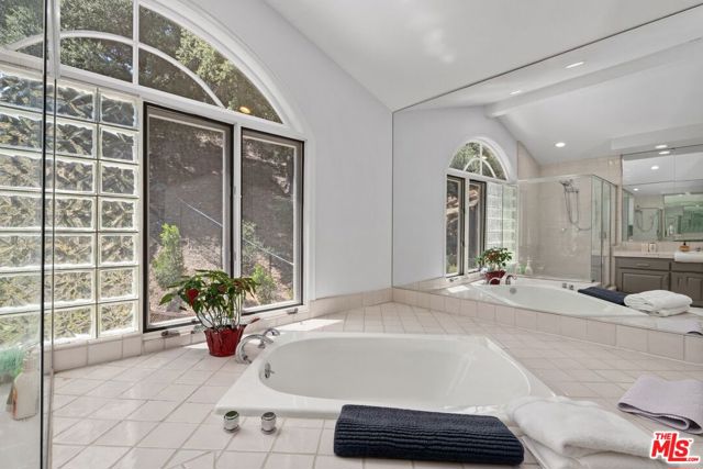 24753 Mulholland Highway, Calabasas CA: https://media.crmls.org/mediaz/574c286a-bec3-4abd-8033-78392a31f436.jpg