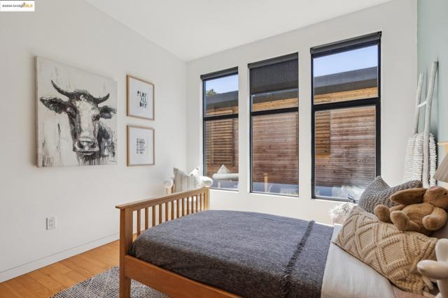 2010 9th St, Berkeley CA: https://media.crmls.org/mediaz/574c925a-8c11-4dcf-9fed-a5bccc99fcfd.jpg