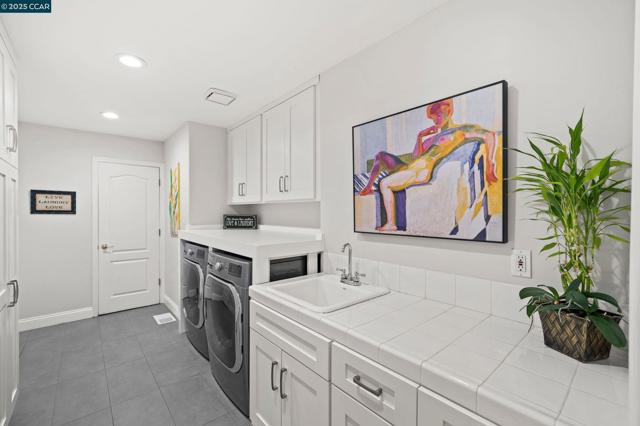 628 Sugarloaf Ct, Walnut Creek CA: https://media.crmls.org/mediaz/574d03ba-0d25-4c3b-bb83-c4a365ad7fa1.jpg