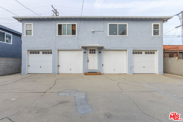 811 E Nutwood Street, Inglewood CA: https://media.crmls.org/mediaz/574d7f68-7e40-4b20-b6dc-443f2456aa4a.jpg