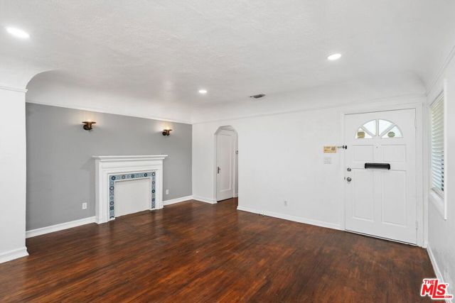 934 N La Jolla Avenue, West Hollywood CA: https://media.crmls.org/mediaz/574dd23b-7b06-4d9e-93bf-cac03215995f.jpg