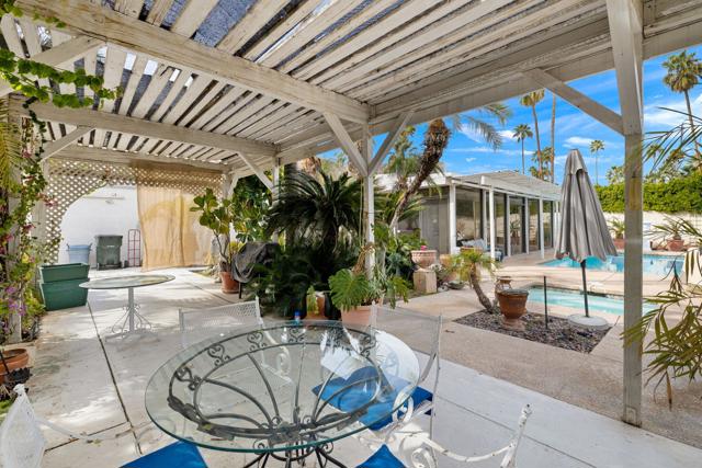 968 N Fairview Circle, Palm Springs CA: https://media.crmls.org/mediaz/574e417d-087c-4550-824f-f0cef3916553.jpg