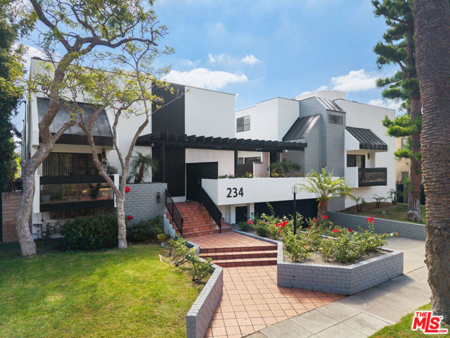 234 S Tower Drive, Beverly Hills CA: https://media.crmls.org/mediaz/574e81b8-ab6c-42a4-9afb-1b1097453545.jpg