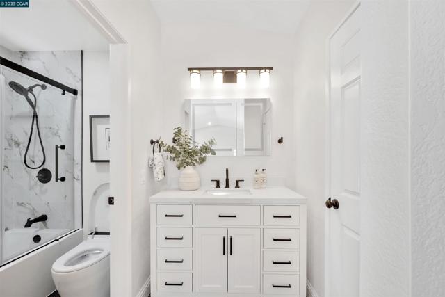 4 Benedita Pl, Moraga CA: https://media.crmls.org/mediaz/57500a95-9a03-47ae-86a8-5e7272fbe01d.jpg