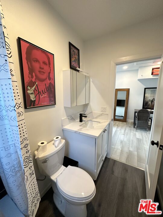 22535 Sylvan Street, Woodland Hills CA: https://media.crmls.org/mediaz/5750256a-f6e7-4fbf-833f-fb60a227ba4d.jpg