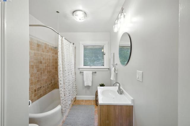 3357 Jordan Rd, Oakland CA: https://media.crmls.org/mediaz/57503d9b-2f14-48b4-a28a-bfd7a9dc15bc.jpg