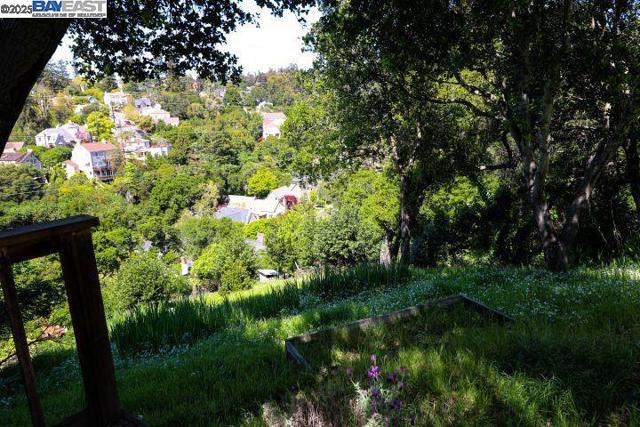 828 Everett Ave, Oakland CA: https://media.crmls.org/mediaz/575047ec-04bf-443b-8328-0cb896fdeace.jpg