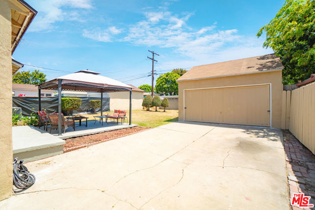9710 Crenshaw Boulevard, Inglewood CA: https://media.crmls.org/mediaz/57508db3-f7ae-4d46-8df3-6bb2b4cc8b49.jpg