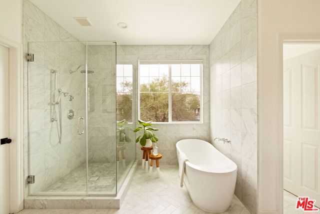24229 La Montura Drive, Valencia CA: https://media.crmls.org/mediaz/5751178a-ae72-4a78-900a-509a2198d889.jpg