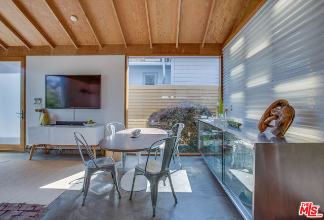 745 Navy Street, Santa Monica CA: https://media.crmls.org/mediaz/57511de2-273b-422e-91d8-1bdf1aaaef5e.jpg