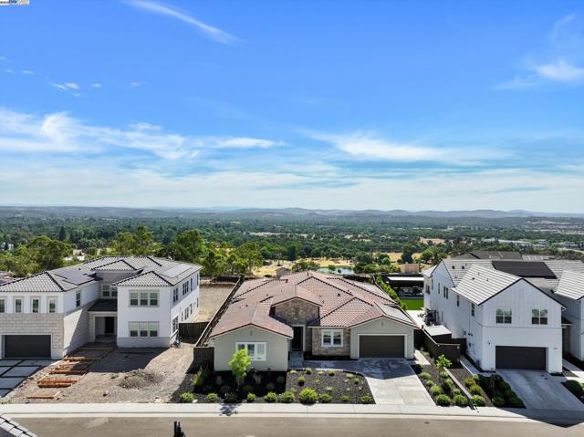4072 Whitney Vista Ln, Rocklin CA: https://media.crmls.org/mediaz/5751a63d-b271-41fe-811a-9c208d11535f.jpg