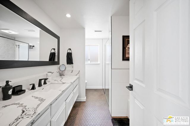 39141 Sweetwater Drive, Palm Desert CA: https://media.crmls.org/mediaz/5751a9bc-64fa-4304-80d6-abf806e69e89.jpg