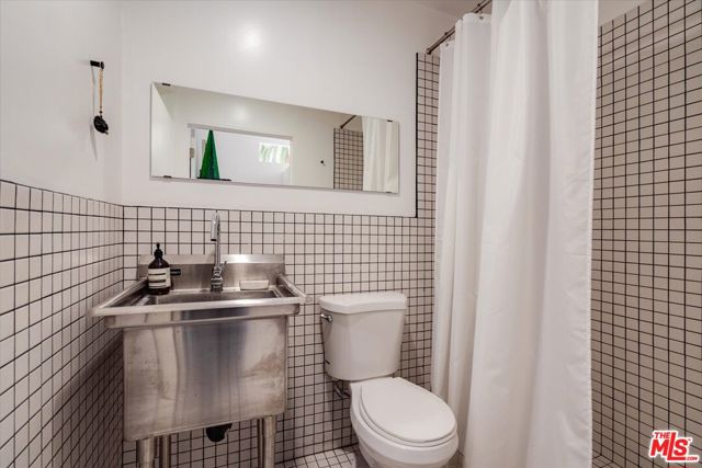 3746 Randolph Avenue, Los Angeles CA: https://media.crmls.org/mediaz/5751bbe4-d876-4aa4-8b3a-175fbc807b69.jpg